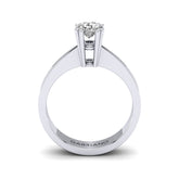 Gabriano Laura 8 tırnaklı tektaş yüzük; GIA-HRD sertifikalı yuvarlak pırlanta ve beyaz altın montürün yandan görünüşü